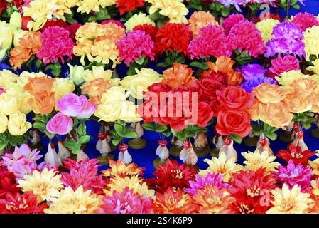 Madurai, Südindien, Indien, Asien, bunte Kunstblumen in prächtiger Anordnung auf einem Markt, Impressionen aus Südindien, Thanjavur, Kovalam Stockfoto