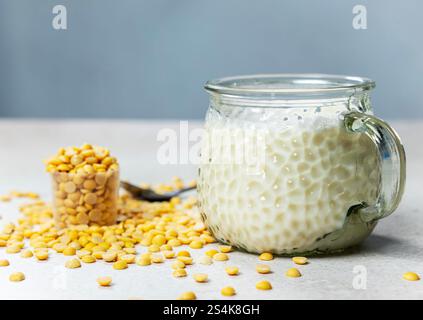 Sojabohnen und Sojamilch, Glas mit Sojamilch, hausgemacht frisch. Stockfoto