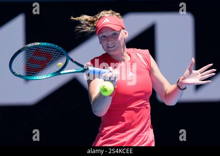 Melbourne, Australien. Januar 2025. ASHLYN KRUEGER aus den USA im Kampf gegen AJLA TOMLJANOVIC aus Australien in der KIA Arena in einem Spiel der 1. Runde der Women's Singles am 2. Tag der Australian Open 2025 in Melbourne, Australien. Sydney Low/Cal Sport Media/Alamy Live News Stockfoto