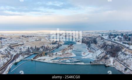 Blick auf die schneebedeckten Great Falls, Montana bei Sonnenuntergang im Dezember Stockfoto