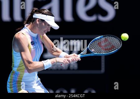 Melbourne, Australien. Januar 2025. AJLA TOMLJANOVIC aus Australien in Aktion gegen ASHLYN KRUEGER aus den USA in der KIA Arena in einem Spiel der 1. Runde der Frauen-Singles am 2. Tag der Australian Open 2025 in Melbourne, Australien. Sydney Low/Cal Sport Media/Alamy Live News Stockfoto