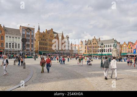 Touristen auf dem beliebten Marktplatz, Grote Markt in Brügge, Belgien Stockfoto