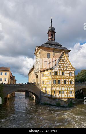 Das Alte Rathaus auf einer künstlichen Insel in der Regnitz in der Altstadt von Bamberg in Bayern Stockfoto