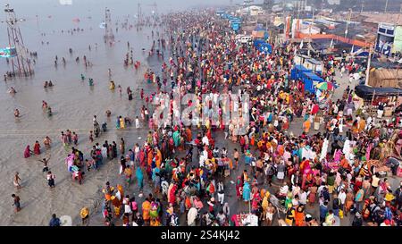 Kalkutta, Indien. Januar 2025. Hinduistische Pilger nehmen ein heiliges Bad, bevor sie am 13. Januar 2025 in den Gewässern der Insel Gangasagar, etwa 160 km südlich von Kalkutta, religiöse Gebete aufführen, Bilder von Debajyoti Chakraborty. (Foto: Debajyoti Chakraborty/News Images) in Kalkutta, Indien am 13.01.2025. (Foto: Debajyoti Chakraborty/News Images/SIPA USA) Credit: SIPA USA/Alamy Live News Stockfoto
