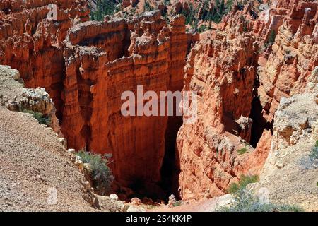 Blick hinunter in die tiefen roten Felsen Bryce Canyon in Utah. Stockfoto