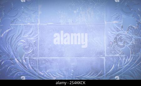 Ein blauer, leerer Hintergrund ist eine transparente Wand aus Eisstücken, ein echtes Foto. Es eignet sich für den Hintergrund einer Postkarte oder einer Werbung Stockfoto