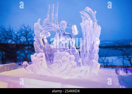 Eisskulptur aus der Handlung des russischen Märchens die Meereskönigin Krasnojarsk, Russland, 11. Januar 2025. Eisskulpturen auf der Straße im neuen Yah Stockfoto