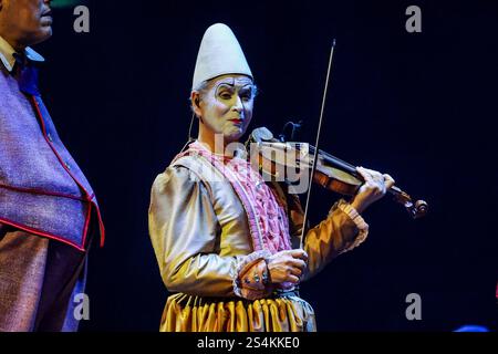 London, Großbritannien. Januar 2025. Darsteller wurde während der Kostümprobe für Cirque du Soleil's Corteo Credit: SOPA Images Limited/Alamy Live News auf der Bühne in der Royal Albert Hall in London gesehen Stockfoto