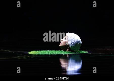 London, Großbritannien. Januar 2025. Darsteller wurde während der Kostümprobe für Cirque du Soleil's Corteo Credit: SOPA Images Limited/Alamy Live News auf der Bühne in der Royal Albert Hall in London gesehen Stockfoto