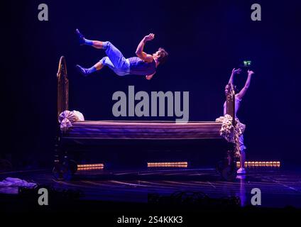 London, Großbritannien. Januar 2025. Während der Kostümprobe für Cirque du Soleil's Corteo Credit: SOPA Images Limited/Alamy Live News werden Künstler in der Royal Albert Hall in London auf der Bühne gesehen Stockfoto