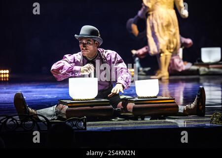 London, Großbritannien. Januar 2025. Darsteller auf der Bühne in der Royal Albert Hall in London während der Kostümprobe für Cirque du Soleil's 'Corteo' (Foto: Brett Cove/SOPA Images/SIPA USA) Credit: SIPA USA/Alamy Live News Stockfoto