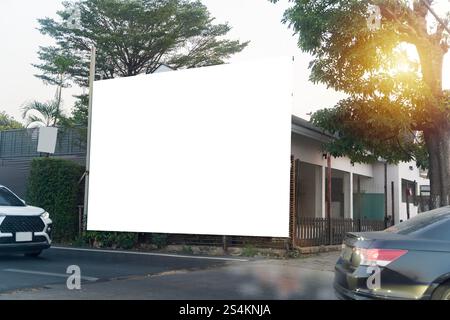 Weiße, leere vertikale Werbetafel auf der Stadtstraße für Werbung in Bangkok, Thailand. Reklametafel in der Stadtvorlage. Outdoor Business Adv Stockfoto