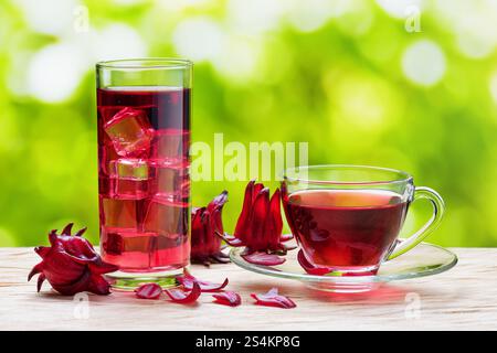 Tasse heißer Hibiskus-Tee (Karkade) und das gleiche kalte Getränk Stockfoto