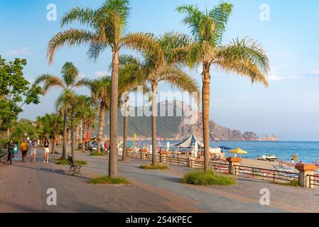 Alanya, Türkei. Juli 2024. Der von Palmen gesäumte Seeradweg neben dem Kleopatra-Strand, der Halbinsel Alanya am türkischen Mittelmeer. (Credit Image: © John Wreford/SOPA Images via ZUMA Press Wire) NUR REDAKTIONELLE VERWENDUNG! Nicht für kommerzielle ZWECKE! Stockfoto