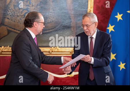 Bundespräsident Van der Bellen beauftragt Alexander Schallenberg (ÖVP) am Freitag, den 10. Januar 2025, im Präsidialkanzleramt in Wien mit der Weiterführung der Verwaltung des Bundeskanzleramtes. - 20250110 PD2162 Credit: APA-PictureDesk/Alamy Live News Stockfoto