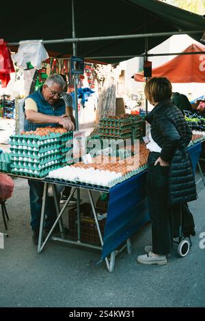 Marktstände mit Obst und Gemüse auf einem griechischen Wochenmarkt in Athen Stockfoto