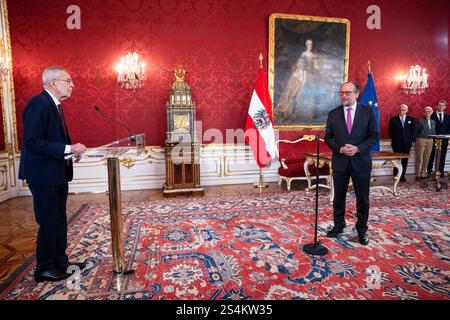 Bundespräsident Van der Bellen beauftragt Alexander Schallenberg (ÖVP) am Freitag, den 10. Januar 2025, im Präsidialkanzleramt in Wien mit der Weiterführung der Verwaltung des Bundeskanzleramtes. - 20250110 PD1935 Credit: APA-PictureDesk/Alamy Live News Stockfoto