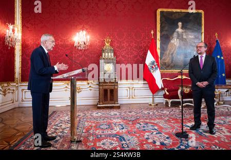 Bundespräsident Van der Bellen beauftragt Alexander Schallenberg (ÖVP) am Freitag, den 10. Januar 2025, im Präsidialkanzleramt in Wien mit der Weiterführung der Verwaltung des Bundeskanzleramtes. - 20250110 PD1970 Credit: APA-PictureDesk/Alamy Live News Stockfoto