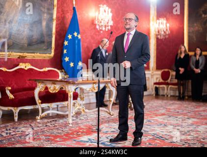 Bundespräsident Van der Bellen beauftragt Alexander Schallenberg (ÖVP) am Freitag, den 10. Januar 2025, im Präsidialkanzleramt in Wien mit der Weiterführung der Verwaltung des Bundeskanzleramtes. - 20250110 PD2103 Credit: APA-PictureDesk/Alamy Live News Stockfoto