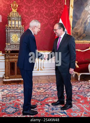 Bundespräsident Van der Bellen beauftragt Alexander Schallenberg (ÖVP) am Freitag, den 10. Januar 2025, im Präsidialkanzleramt in Wien mit der Weiterführung der Verwaltung des Bundeskanzleramtes. - 20250110 PD1930 Credit: APA-PictureDesk/Alamy Live News Stockfoto