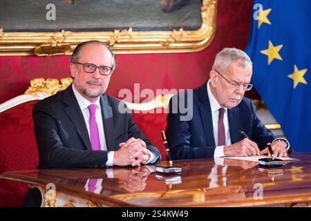 Bundespräsident Van der Bellen beauftragt Alexander Schallenberg (ÖVP) am Freitag, den 10. Januar 2025, im Präsidialkanzleramt in Wien mit der Weiterführung der Verwaltung des Bundeskanzleramtes. - 20250110 PD1925 Credit: APA-PictureDesk/Alamy Live News Stockfoto