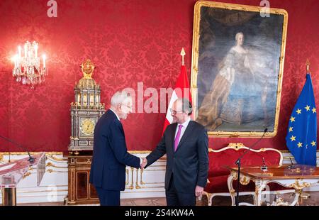 Bundespräsident Van der Bellen beauftragt Alexander Schallenberg (ÖVP) am Freitag, den 10. Januar 2025, im Präsidialkanzleramt in Wien mit der Weiterführung der Verwaltung des Bundeskanzleramtes. - 20250110 PD1897 Credit: APA-PictureDesk/Alamy Live News Stockfoto
