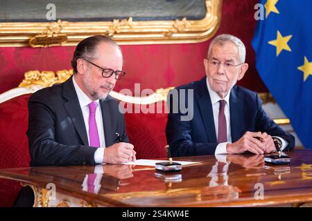 Bundespräsident Van der Bellen beauftragt Alexander Schallenberg (ÖVP) am Freitag, den 10. Januar 2025, im Präsidialkanzleramt in Wien mit der Weiterführung der Verwaltung des Bundeskanzleramtes. - 20250110 PD1917 Credit: APA-PictureDesk/Alamy Live News Stockfoto