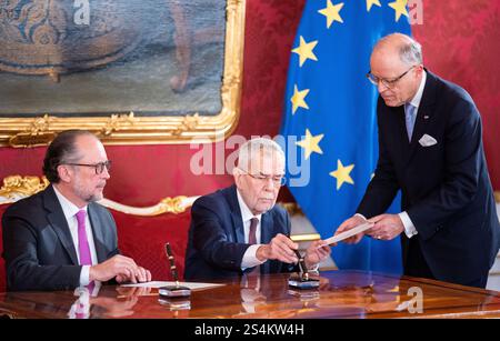 Bundespräsident Van der Bellen beauftragt Alexander Schallenberg (ÖVP) am Freitag, den 10. Januar 2025, im Präsidialkanzleramt in Wien mit der Weiterführung der Verwaltung des Bundeskanzleramtes. - 20250110 PD1885 Credit: APA-PictureDesk/Alamy Live News Stockfoto