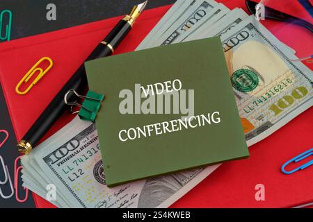 Experten nehmen an Videokonferenzen Teil, bei denen fortschrittliche Technologien eingesetzt werden, um Projekte zu diskutieren und über Entfernungen hinweg effizient zusammenzuarbeiten. Stockfoto