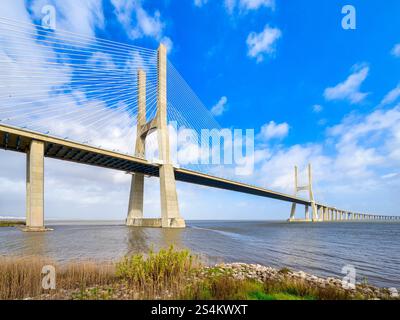 Vasco da Gama Brücke, die 17 km lange Brücke, die den Fluss Tejo in der Nähe von Lissabon, Portugal, an einem sonnigen Tag im Frühjahr überspannt. Stockfoto