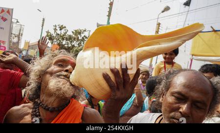 Kalkutta, Indien. Januar 2025. Indische hinduistische Anhänger werden am 13. Januar 2025 auf der Insel Gangasagar, etwa 150 km südlich von Kalkutta, als religiöse Demonstration bezeichnet. Bilder von Debajyoti Chakraborty. (Foto: Debajyoti Chakraborty/News Images) in Kalkutta, Indien am 13.01.2025. (Foto: Debajyoti Chakraborty/News Images/SIPA USA) Credit: SIPA USA/Alamy Live News Stockfoto