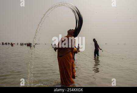 Kalkutta, Indien. Januar 2025. Indische Hindugläubige nehmen ein heiliges Bad, bevor sie am 13. Januar 2025 Rituale auf der Gangasagar Island, etwa 150 km südlich von Kalkutta, durchführen. (Foto: Debajyoti Chakraborty/News Images) in Kalkutta, Indien am 13.01.2025. (Foto: Debajyoti Chakraborty/News Images/SIPA USA) Credit: SIPA USA/Alamy Live News Stockfoto
