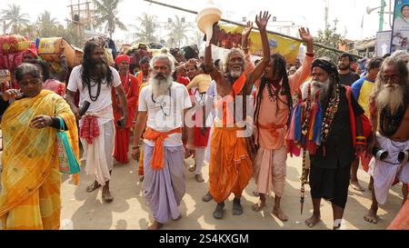 Kalkutta, Indien. Januar 2025. Indische Hindu-Anhänger nehmen am 13. Januar 2025 an einer religiösen Kundgebung auf der Gangasagar Island Teil, etwa 150 km südlich von Kalkutta. Bilder von Debajyoti Chakraborty. (Foto: Debajyoti Chakraborty/News Images) in Kalkutta, Indien am 13.01.2025. (Foto: Debajyoti Chakraborty/News Images/SIPA USA) Credit: SIPA USA/Alamy Live News Stockfoto