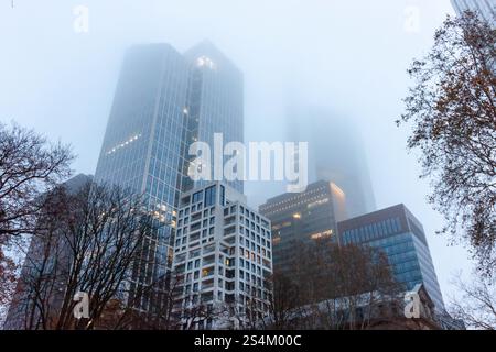 Wolkenkratzer im Frankfurter Finanzviertel, umhüllt von Nebel. Dezember Stockfoto