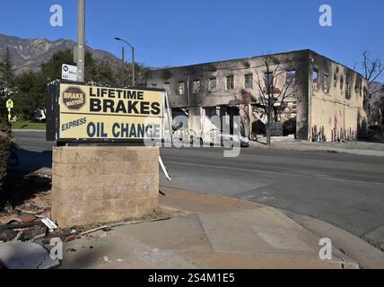 Los Angeles, Usa. Januar 2025. Die Mauer eines Bauwerks, das beim Eaton-Waldbrand zerstört wurde, ist alles, was am Sonntag, den 12. Januar 2025, in Altadena, Kalifornien, übrig geblieben ist. Foto: Jim Ruymen/UPI Credit: UPI/Alamy Live News Stockfoto