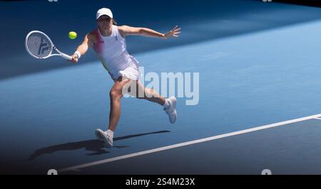 Melbourne, Australien. Januar 2025. IgA Swiatek trifft beim Australian Open Tennis-Turnier in Melbourne, Australien, am 13. Januar 2025 einen Rückschlag im ersten Rundenspiel zwischen IgA Swiatek aus Polen und Katerina Siniakova aus Tschechien. Quelle: Hu Jingchen/Xinhua/Alamy Live News Stockfoto