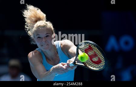 Melbourne, Australien. Januar 2025. Katerina Siniakova trifft beim Australian Open Tennis Turnier in Melbourne, Australien, am 13. Januar 2025 einen Rückschlag im ersten Rundenspiel zwischen IgA Swiatek aus Polen und Katerina Siniakova aus Tschechien. Quelle: Hu Jingchen/Xinhua/Alamy Live News Stockfoto