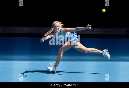Melbourne, Australien. Januar 2025. Katerina Siniakova trifft beim Australian Open Tennis Turnier in Melbourne, Australien, am 13. Januar 2025 einen Rückschlag im ersten Rundenspiel zwischen IgA Swiatek aus Polen und Katerina Siniakova aus Tschechien. Quelle: Hu Jingchen/Xinhua/Alamy Live News Stockfoto