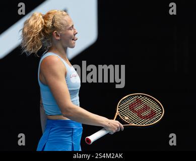 Melbourne, Australien. Januar 2025. Katerina Siniakova reagierte im ersten Runde-Spiel der Frauen zwischen IgA Swiatek aus Polen und Katerina Siniakova aus Tschechien beim Australian Open Tennis Turnier in Melbourne, Australien, am 13. Januar 2025. Quelle: Hu Jingchen/Xinhua/Alamy Live News Stockfoto
