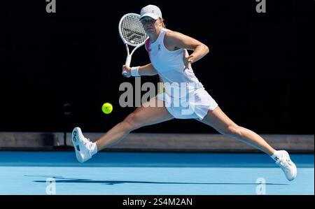 Melbourne, Australien. Januar 2025. IgA Swiatek trifft beim Australian Open Tennis-Turnier in Melbourne, Australien, am 13. Januar 2025 einen Rückschlag im ersten Rundenspiel zwischen IgA Swiatek aus Polen und Katerina Siniakova aus Tschechien. Quelle: Hu Jingchen/Xinhua/Alamy Live News Stockfoto