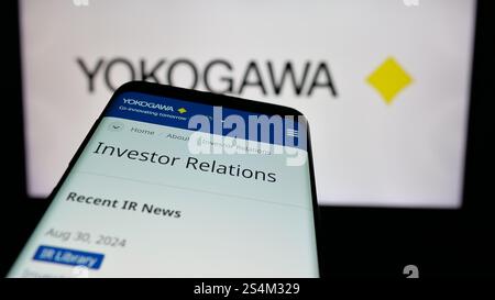 Deutschland. Oktober 2024. In dieser Abbildung ist ein Mobiltelefon mit der Website des japanischen Unternehmens Yokogawa Electric Corporation auf dem Bildschirm vor dem Logo zu sehen. Quelle: SOPA Images Limited/Alamy Live News Stockfoto