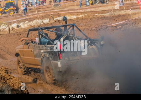Offroad-Rennen, bei denen ein robustes Fahrzeug durch eine anspruchsvolle Feldstrecke navigiert. Stockfoto