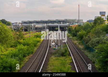 Berlin-Schöneberg, Deutschland - 06. September 2021: Blick auf die Stadtbahn mit dem Bahnhof Südkreuz im Hintergrund Stockfoto