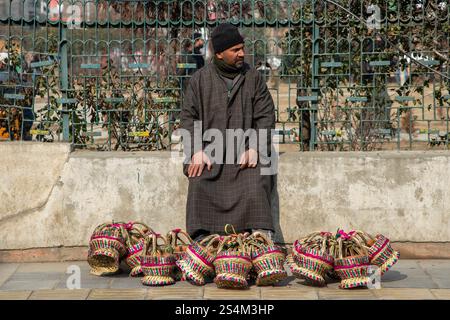 Srinagar, Indien. Januar 2025. Ein Mann aus Kaschmir, der an einem kalten Wintertag in Srinagar, der Hauptstadt von Kaschmir, Feuertöpfe (Kangris) auf einem lokalen Markt verkauft. Quelle: SOPA Images Limited/Alamy Live News Stockfoto