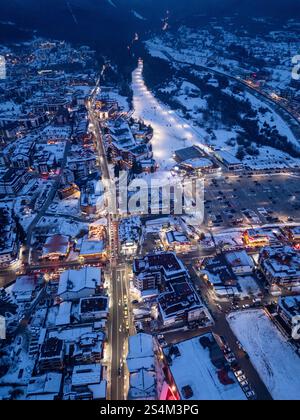 Das schneebedeckte Bergdorf in Bansko, Bulgarien, bietet Winterzauber und Urlaubsstimmung Stockfoto