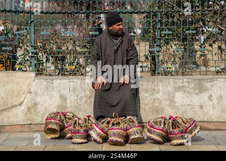 Srinagar, Indien. Januar 2025. Ein Mann aus Kaschmir, der an einem kalten Wintertag in Srinagar, der Hauptstadt von Kaschmir, Feuertöpfe (Kangris) auf einem lokalen Markt verkauft. (Foto: Faisal Bashir/SOPA Images/SIPA USA) Credit: SIPA USA/Alamy Live News Stockfoto