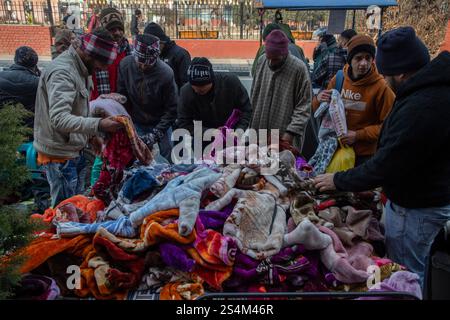 Srinagar, Indien. Januar 2025. An einem kalten Wintertag in Srinagar, der Hauptstadt Kaschmirs, kaufte man warme Kleidung auf einem lokalen Markt. (Foto: Faisal Bashir/SOPA Images/SIPA USA) Credit: SIPA USA/Alamy Live News Stockfoto