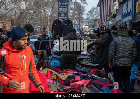 Srinagar, Indien. Januar 2025. Kashmiris hat an einem kalten Wintertag in Srinagar, der Hauptstadt Kaschmirs, warme Kleidung auf einem lokalen Markt gekauft. (Foto: Faisal Bashir/SOPA Images/SIPA USA) Credit: SIPA USA/Alamy Live News Stockfoto