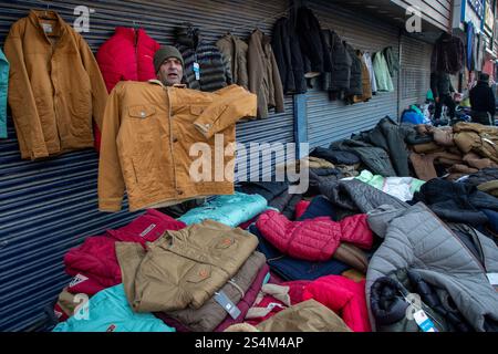 Srinagar, Indien. Januar 2025. Ein Mann aus Kaschmir sah an einem kalten Wintertag in Srinagar, der Hauptstadt Kaschmirs, warme Kleidung auf einem lokalen Markt verkaufen. (Foto: Faisal Bashir/SOPA Images/SIPA USA) Credit: SIPA USA/Alamy Live News Stockfoto