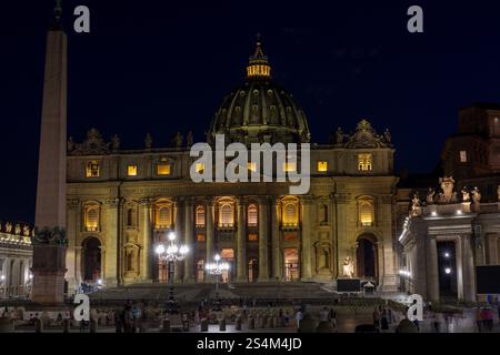 Petersdom und Obelisk, Città del Vaticano/Vatikanstadt. Stockfoto